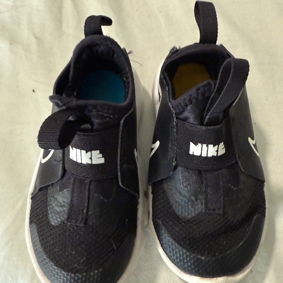 Toddle Nike slip on size 6 - Picture 2 of 3